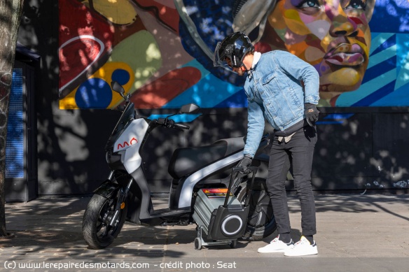 Batterie extractible transportable sur roulettes sur scooter Silence/Seat