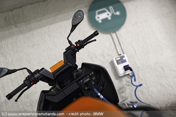 Borne de charge électrique murale
