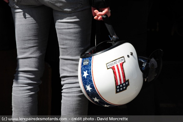 Le casque jet à la main