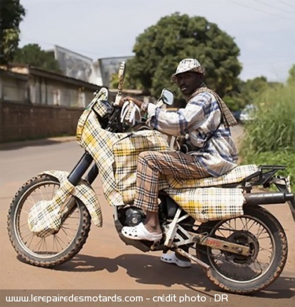 Le top 10 des clichés : élégant motard à carreaux