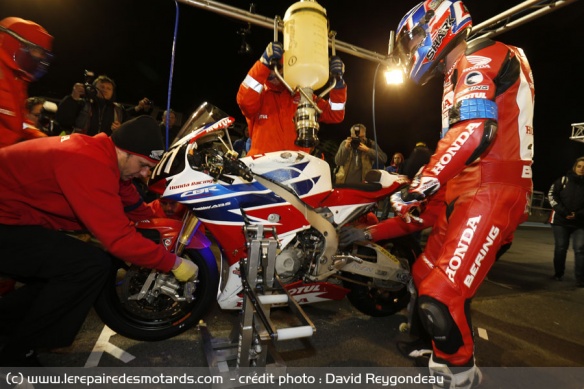 Ravitaillement de la CBR1000RR Fireblade du team Honda Racing