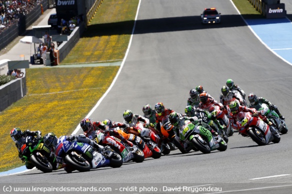 Départ groupé des pilotes MotoGP à Jerez