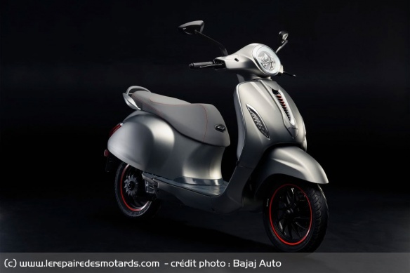 Le scooter Bajaj Chetak dans sa version modernisée et électrifiée