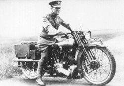Lawrence d'Arabie au guidon d'une Brough Superior Ss100