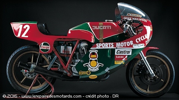 Mike Hailwood remporte le TT de 1978 sur une Ducati NCR