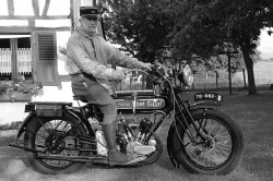 Un militaire sur une René Gillet 750 type G (photo : DR)