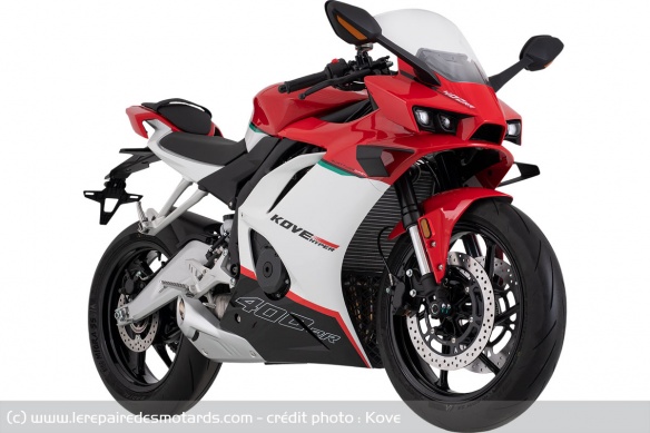 La marque a développé une sportive 400 à moteur 4 cylindres