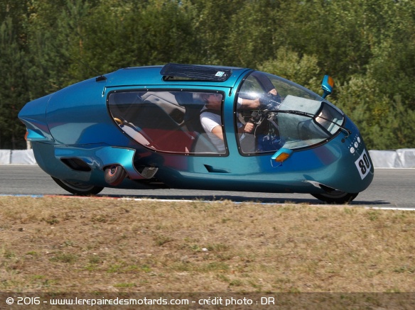 Peraves Ecomobile en virage