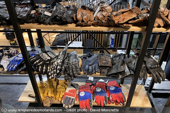 Styles et couleurs de gants moto