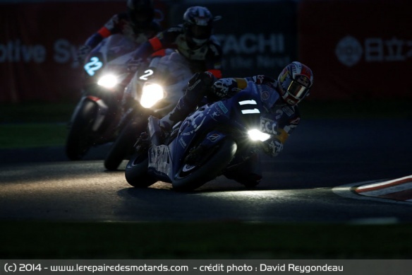 Le final de la course se déroule de nuit