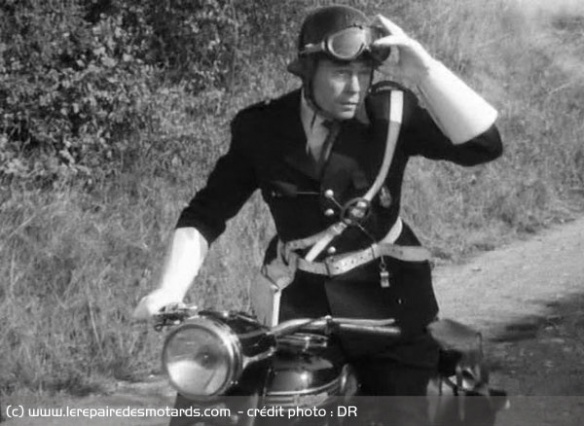 Le gendarme sur sa Triumph