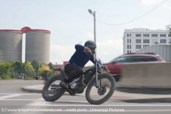 Calvin tente de fuir en prenant place sur la moto d'un assaillant