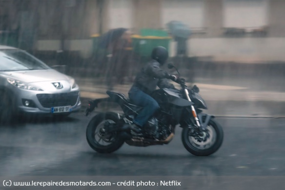 Poursuite urbaine et pluvieuse en Suzuki GSX-8S Poursuite urbaine et pluvieuse en Suzuki GSX-8S