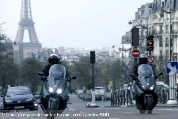 Les braqueurs qui prennent la fuite sur leurs TMAX 530 Les braqueurs qui prennent la fuite sur leurs TMAX 530