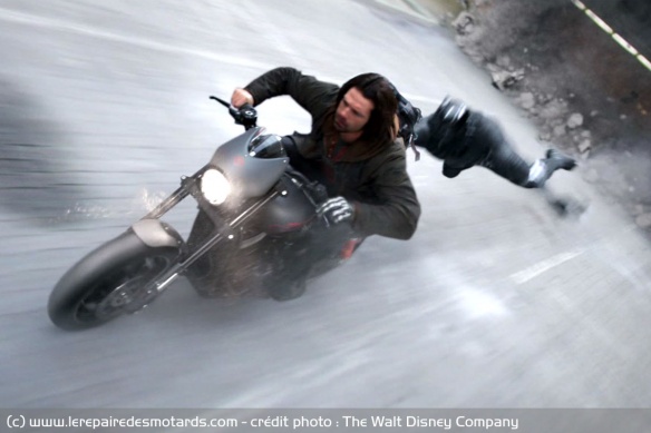 Le Soldat de l'Hiver sur sa Street Rod tentant d'échapper à Black Panther Le Soldat de l'Hiver sur sa Street Rod tentant d'échapper à Black Panther
