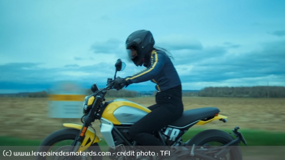 Tamara au guidon de sa Ducati Scrambler Icon Tamara au guidon de sa Ducati Scrambler Icon