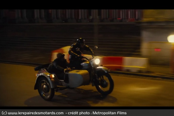 Jock et Mortdecai sur un sidecar Ural lors d'une course poursuite à Moscou