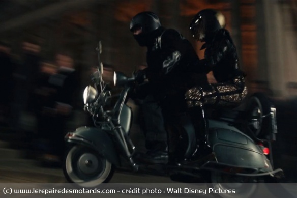 Cruella qui débarque de manière très remarquée en Vespa Cruella qui débarque de manière très remarquée en Vespa