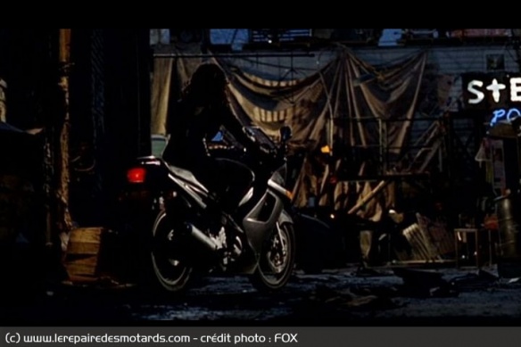 Max opte pour une ZZR 250 noire pour ses déplacements