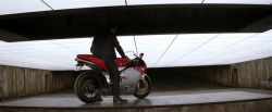 Bruce Wayne et sa MV Agusta