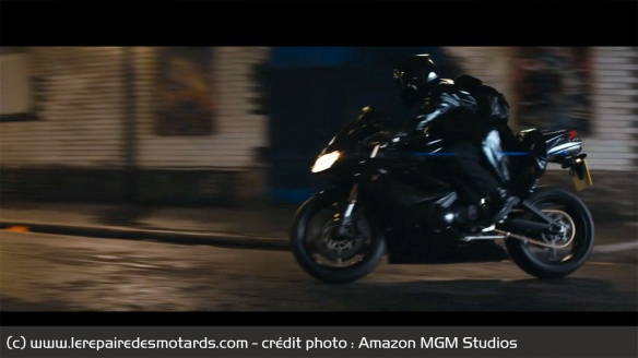 Shosh qui fuit le gang albanais avec sa Triumph Daytona