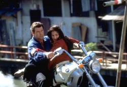 Film moto : James Bond Demain ne meurt jamais