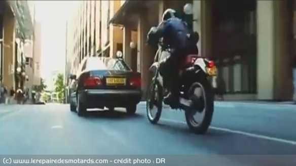 Un funeste destin attend ce motard qui poursuit le Dobermann
