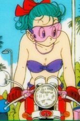 Bulma sur une moto dans l'anime Dragon Ball