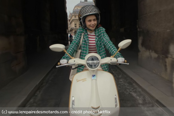 Emily au guidon de la Vespa 946 Christian Dior