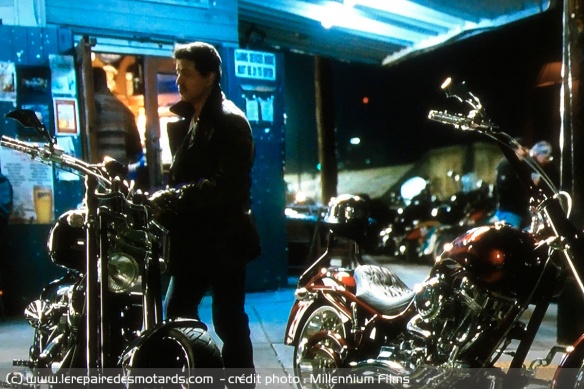 Sylvester Stallone qui joue Barney Ross à la sortie d'un bar