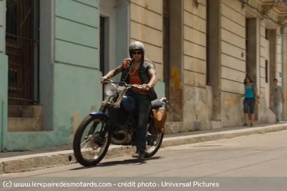 La poursuite à Cuba est encadrée par plusieurs motos, y compris celle-ci qui reste non-identifiée La poursuite à Cuba est encadrée par plusieurs motos, y compris celle-ci qui reste non-identifiée