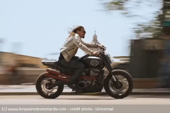 Dante Reyes au guidon de son Harley-Davidson Pan America customisée