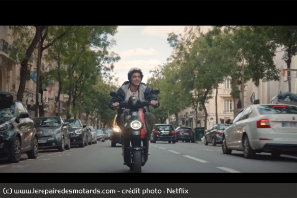 Thibault au guidon de son scooter NIU MQi GT