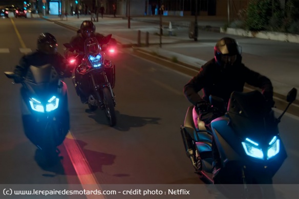 La poursuite d'introduction entre le gang des TMAX et la police