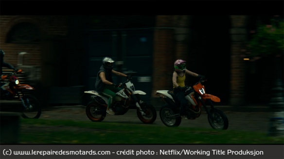 On croise de nombreuses motos au fil de la premi&egrave;re saison, en particulier des KTM