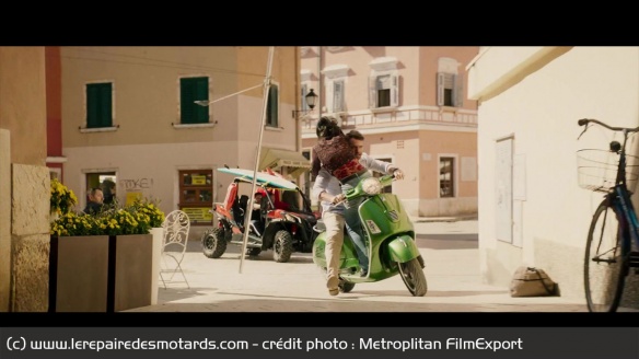Bryce et Kincaid tentant de fuir sur leur Vespa Bryce et Kincaid tentant de fuir sur leur Vespa