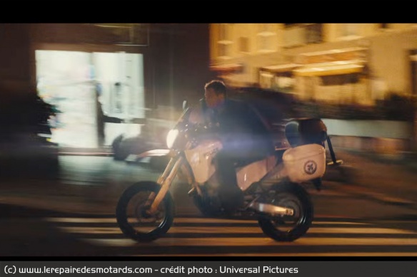 Jason Bourne sur la moto qu'il vient de dérober à la police