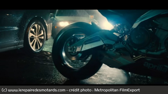 C'est au guidon d'une Aprilia Tuono 660 que John Wick prend la fuite à Paris C'est au guidon d'une Aprilia Tuono 660 que John Wick prend la fuite à Paris