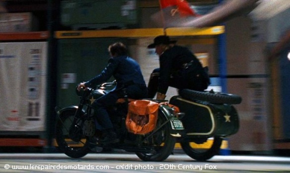 Larry et Cluster aux commandes du sidecar Larry et Cluster aux commandes du sidecar