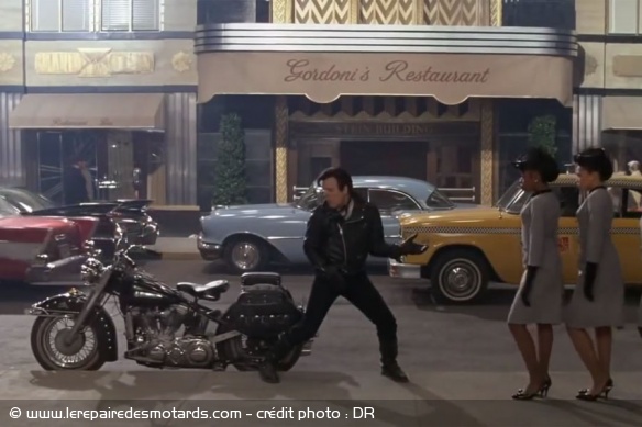 Le dentiste / motard sait même garer sa Harley sans les mains !