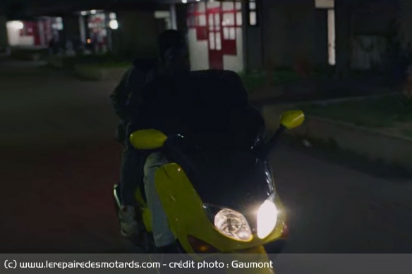 Yannis et Fodé qui traversent la cité en TMAX à la nuit tombée