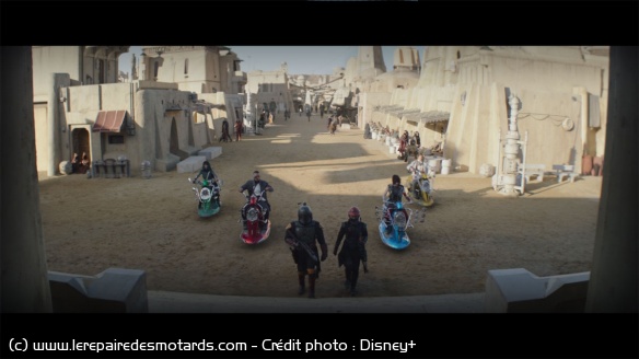 Le style Mod des fifties détonne dans le désert de Tatooine Le style Mod des fifties détonne dans le désert de Tatooine