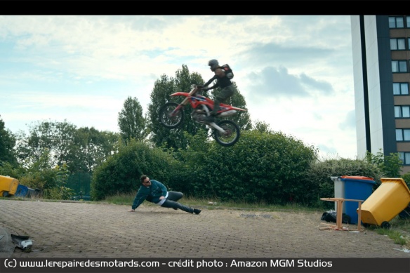 Evidemment, rien de tel qu'une motocross pour prendre la fuite Evidemment, rien de tel qu'une motocross pour prendre la fuite