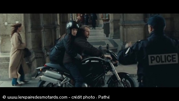 Sophie Marceau et Jocelyn Quivrin sur la Ducati Monster S2R Dark