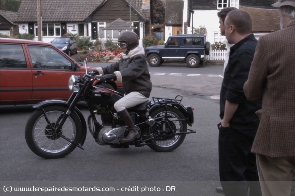 Le mystérieux motard sur son Ariel VB 600 Le mystérieux motard sur son Ariel VB 600