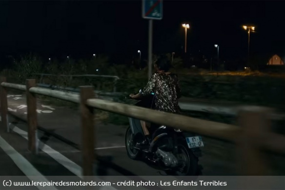 Julia file aider sa mère à bord de son Piaggio Liberty