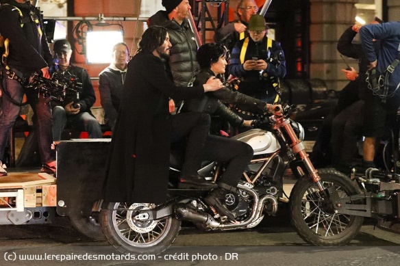 Les deux acteurs sur la Ducati 1100 Scrambler PRO lors du tournage de Matrix 4 Les deux acteurs sur la Ducati 1100 Scrambler PRO lors du tournage de Matrix 4