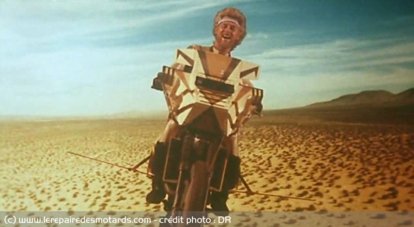 Ace Hunter planant avec sa moto volante Ace Hunter planant avec sa moto volante