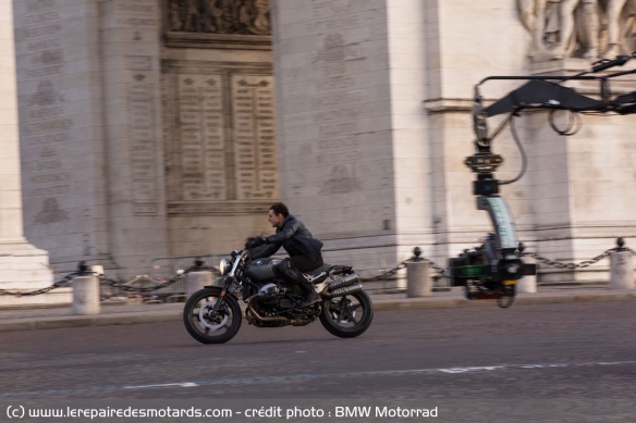 Sur le tournage devant l'Arc de Triomphe Sur le tournage devant l'Arc de Triomphe