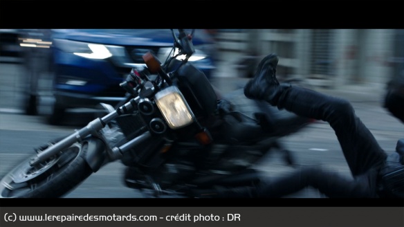 Un pauvre motard victime collatérale de la poursuite Un pauvre motard victime collatérale de la poursuite